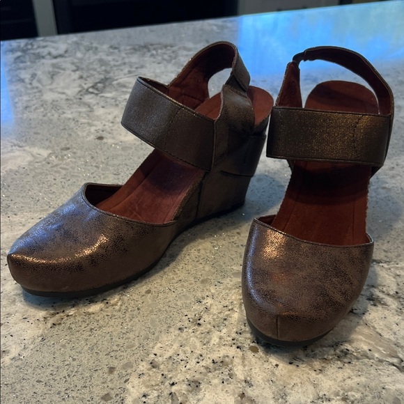 NWOB Pierre Dumas Dark Brown Wedge Shoes - Picture 8 of 9